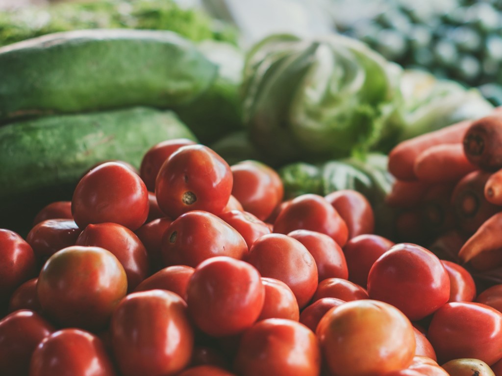 Врач: Самые опасные весенние овощи – томаты и капуста, а также зелень