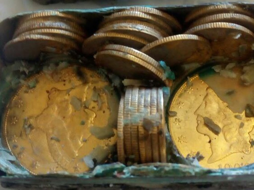 В Великобритании кладоискатели обнаружили древних монет на 150 тысяч фунтов (ВИДЕО)