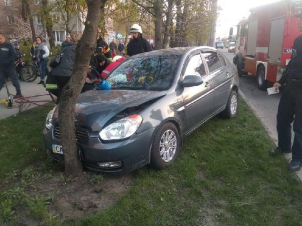 В Черкассах водитель потерял сознание и влетел в дерево, пострадала пожилая женщина (ФОТО)