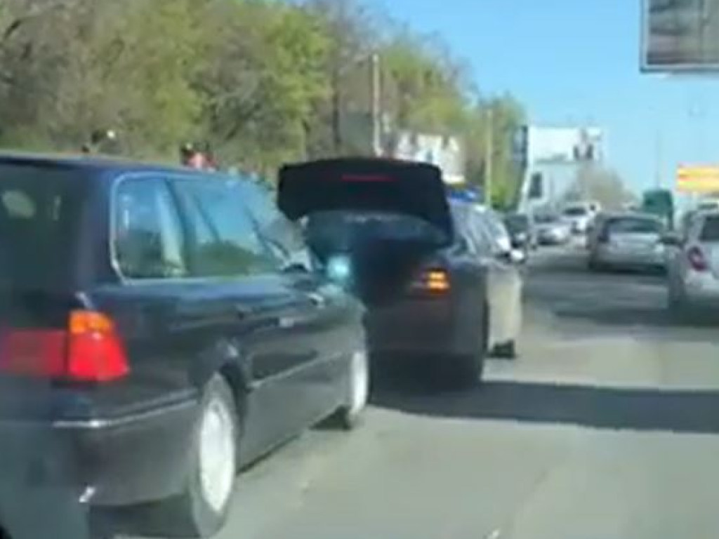 В Херсоне на оживлённом шоссе столкнули две иномарки (ВИДЕО)
