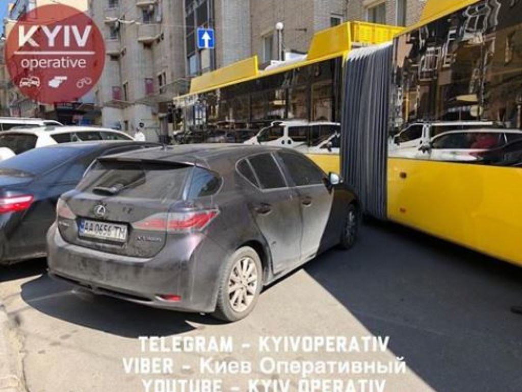 В центре Киева «герой парковки» парализовал движение на всей улице (ФОТО)