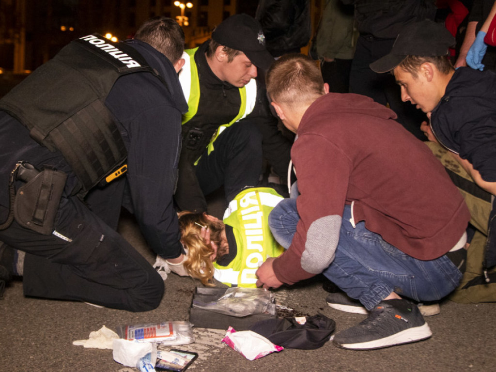 Угон полицейского Prius в центре Киева: стало известно о состоянии избитой девушки-полицейской