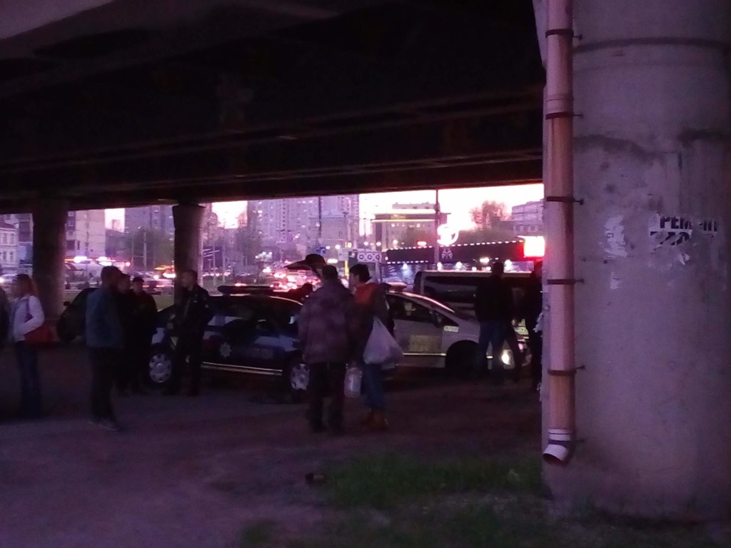 На Демеевке в Киеве в уличной драке убили мужчину (ФОТО)
