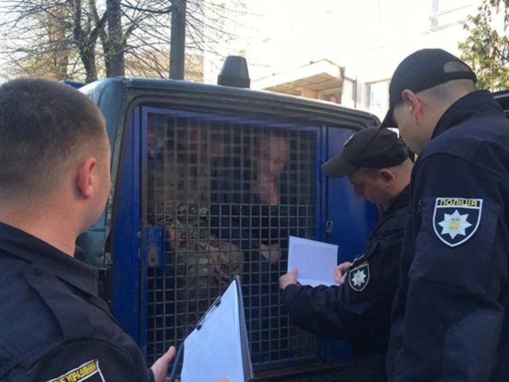 В Ровно вооруженные мужчины в камуфляже захватили офисное здание (ФОТО)