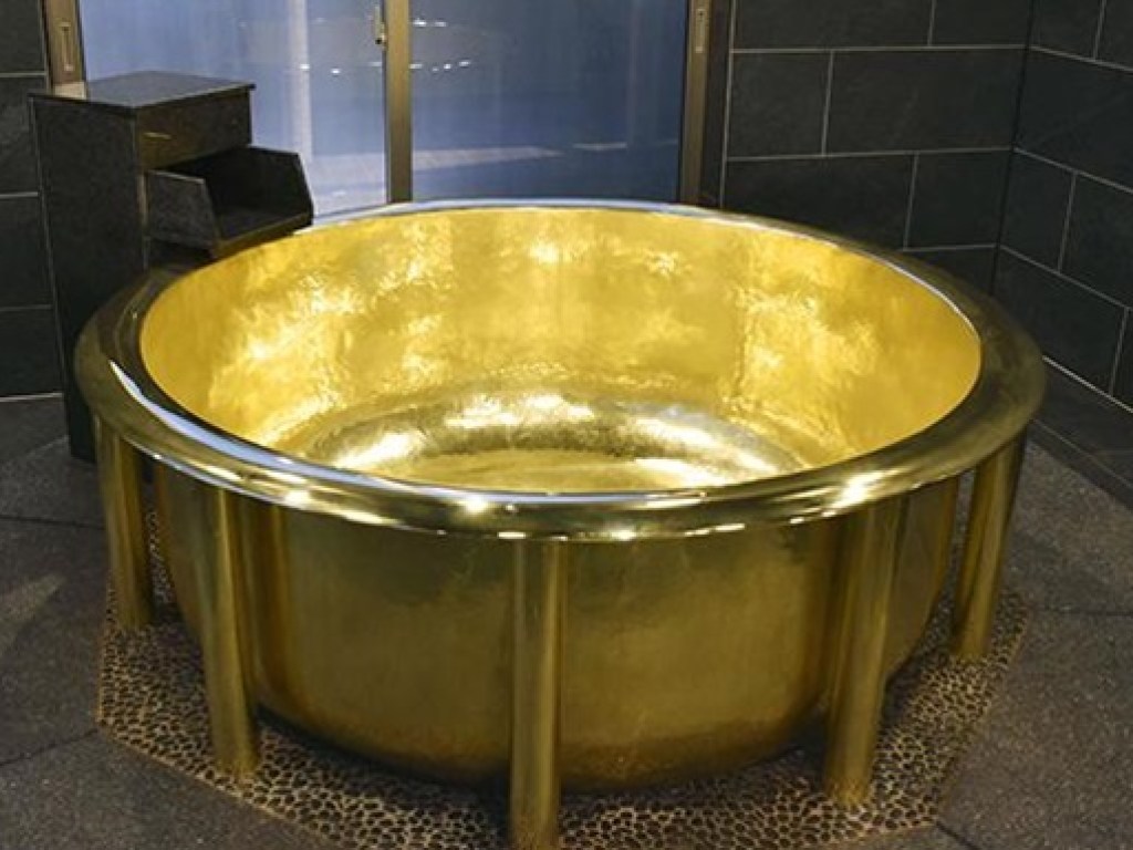 В Японии изготовили ванну из 150 килограммов золота (ФОТО)