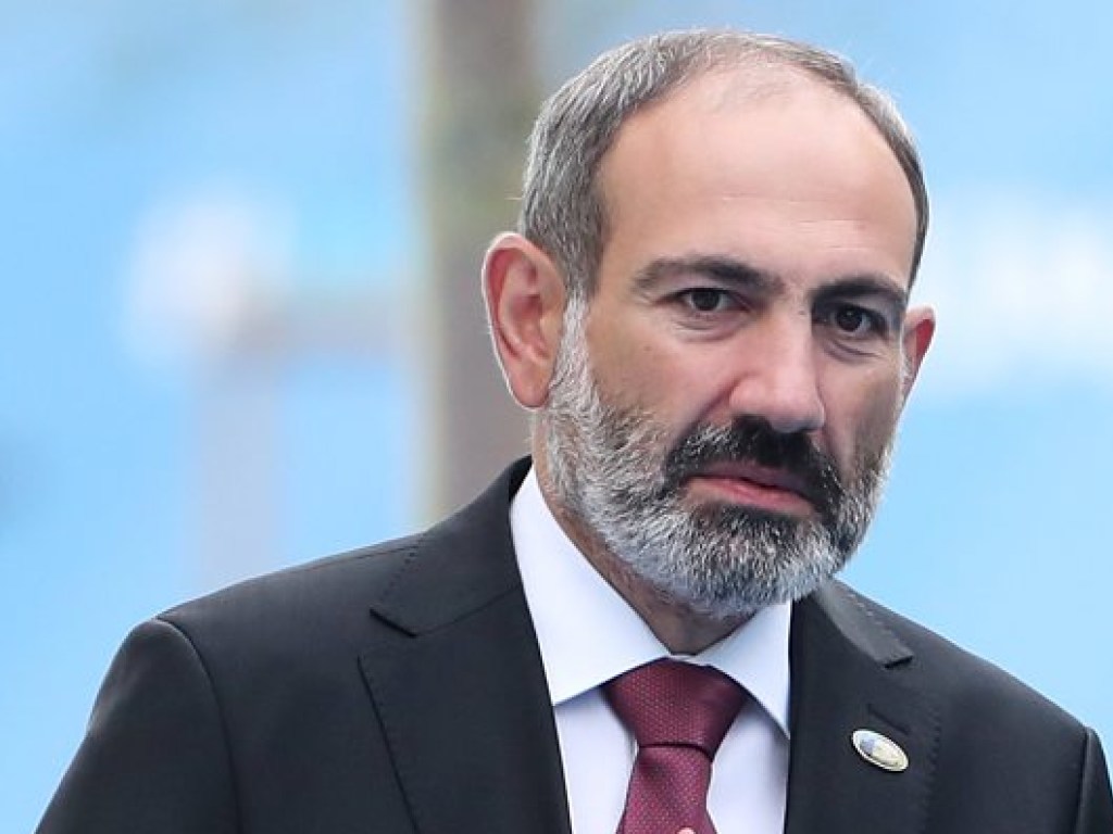 Премьер-министр Армении Пашинян поздравил Зеленского с победой на выборах