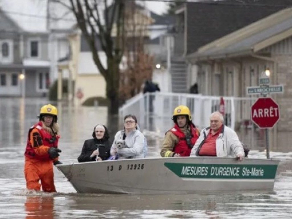 Масштабный паводок затопил более тысячи домов в Канаде (ФОТО, ВИДЕО)