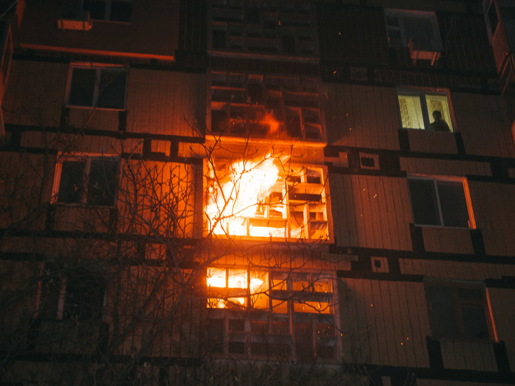 «Слышали звуки взрывов»: в Днепре произошел пожар в многоэтажке (ФОТО, ВИДЕО)