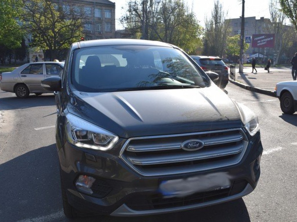 В Николаеве на перекрестке Ford сбил пешехода: образовалась пробка (ФОТО)