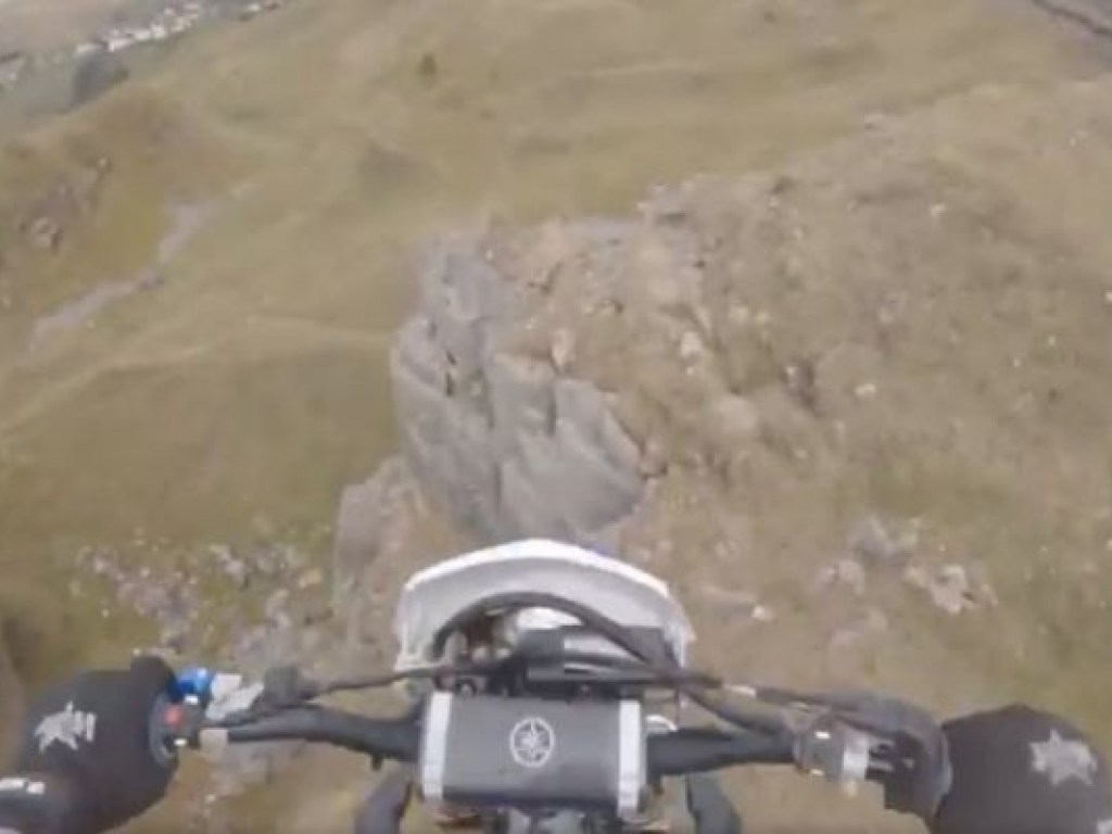 Британский мотоциклист сорвался в пропасть с высоты 15 метров (ВИДЕО)