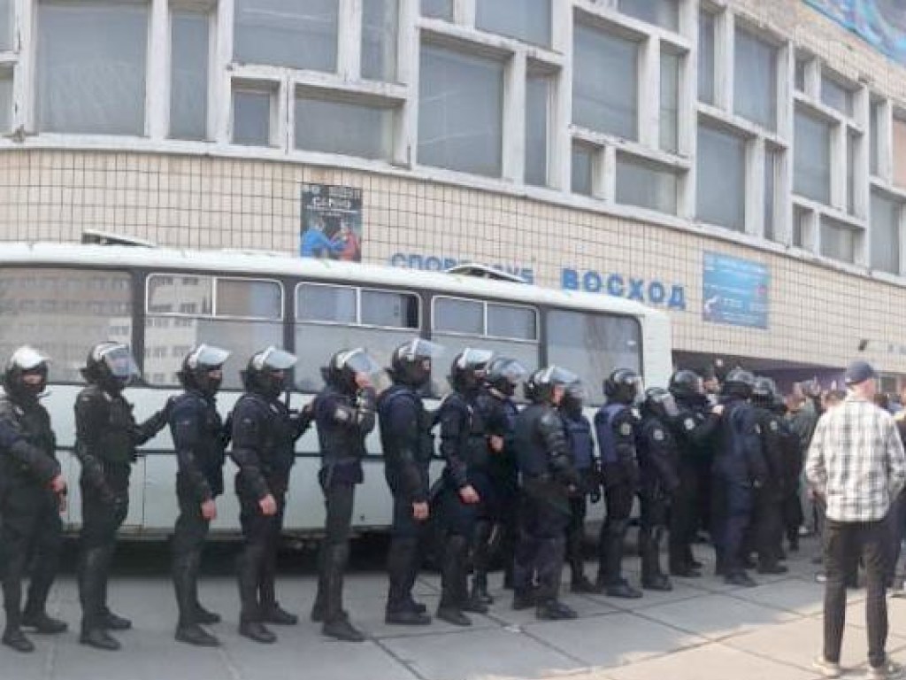 В Киеве задержаны 62 человека по подозрению в «отжиме» спортклуба на Дарнице