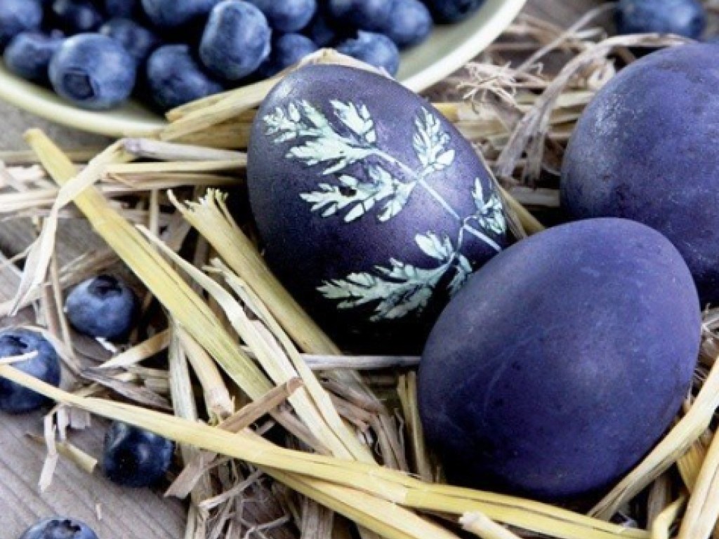 Для окрашивания пасхальных яиц лучше использовать не красители, а куркуму и ягоды &#8212; эксперты