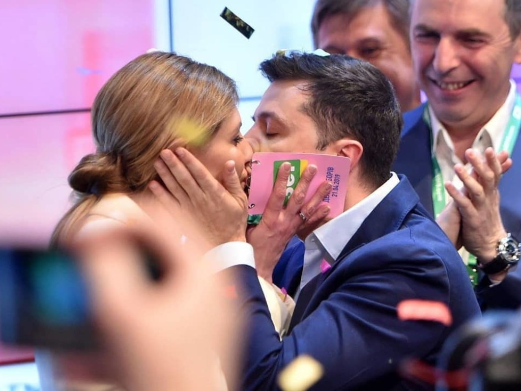 Поцелуи Владимира и Елены Зеленских покорили сеть (ФОТО)