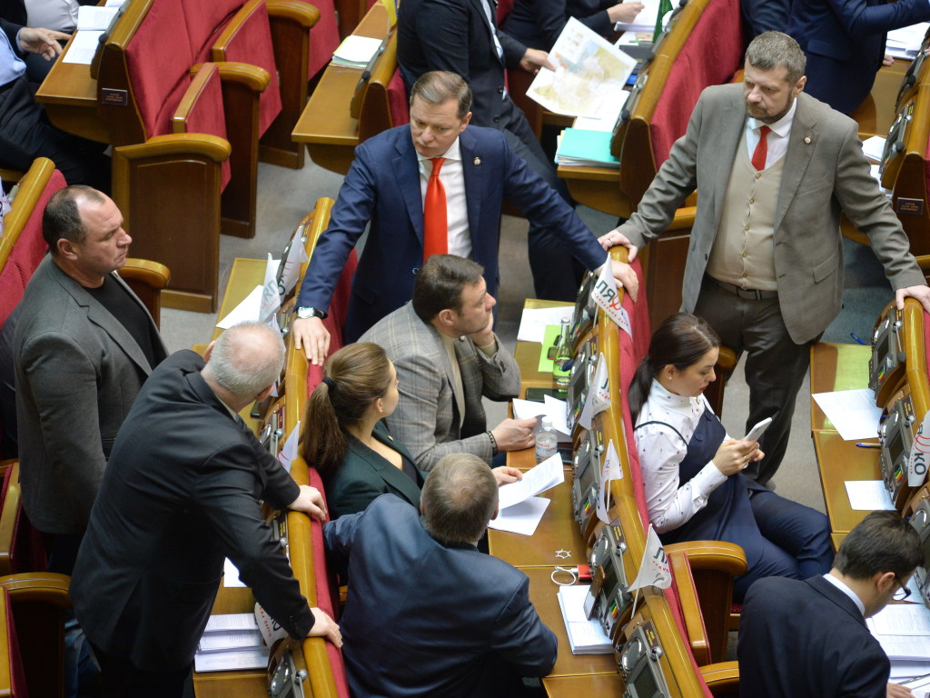 Рада призвала Зеленского к диалогу и выдвинула требования