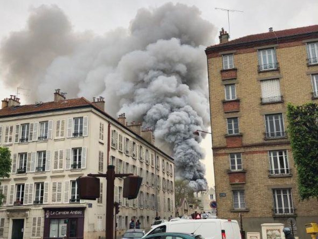 Во Франции загорелся Версаль: появились первые фото и видео с места ЧП