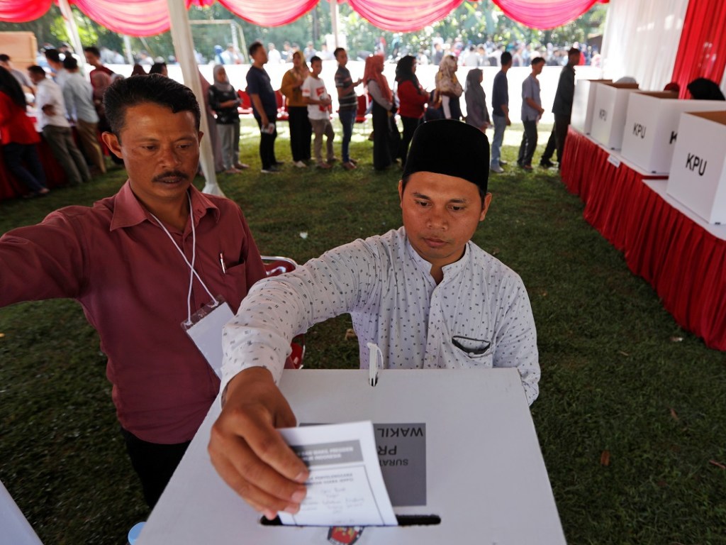 Выборы в Индонезии: при подсчете голосов 91 человек умер от переутомления 
