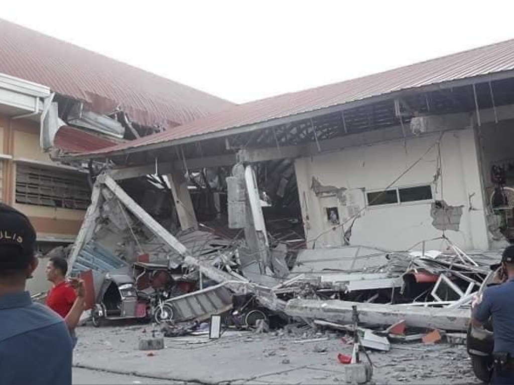 Из-за мощных землетрясений на Филиппинах погибли 15 человек (ФОТО)
