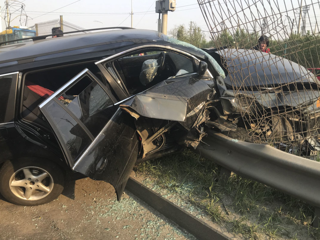 В Киеве BMW врезался в забор скоростного трамвая: двое пострадавших (ФОТО, ВИДЕО)