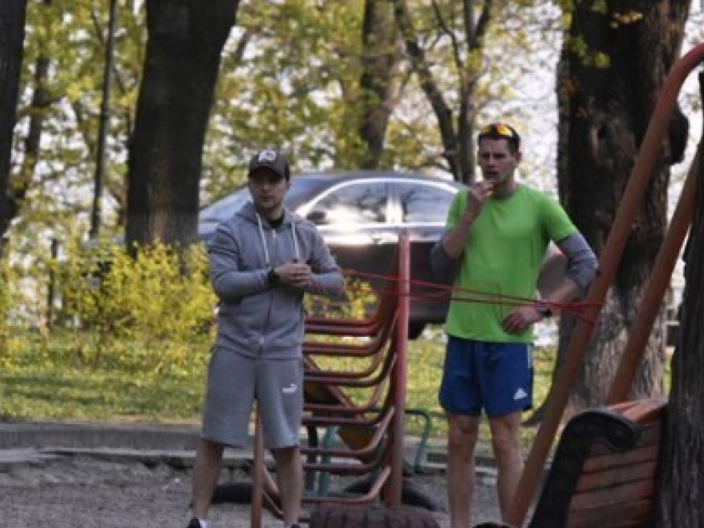 В столичном парке Зеленский занимался полезными вещами с подтянутым мужчиной (ФОТО)