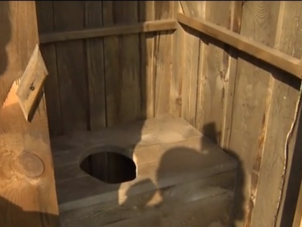 В Черниговской области неизвестные выкрали деревянный туалет от ООН  (ФОТО, ВИДЕО)