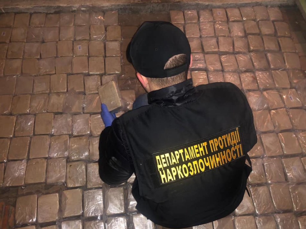 300 килограммов: в Киеве полиция изъяла у иностранцев крупную партию героина (ФОТО)