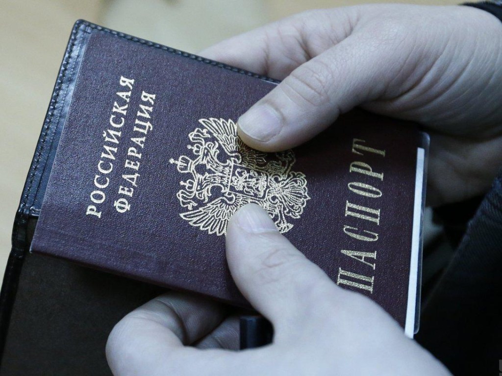 Политолог о паспортах РФ для ОРДЛО: Россияне пытаются удержать на Донбассе социальное напряжение