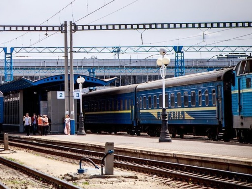 «Укрзализныця» назначила 24 дополнительных поезда к пасхальным выходным (СПИСОК)