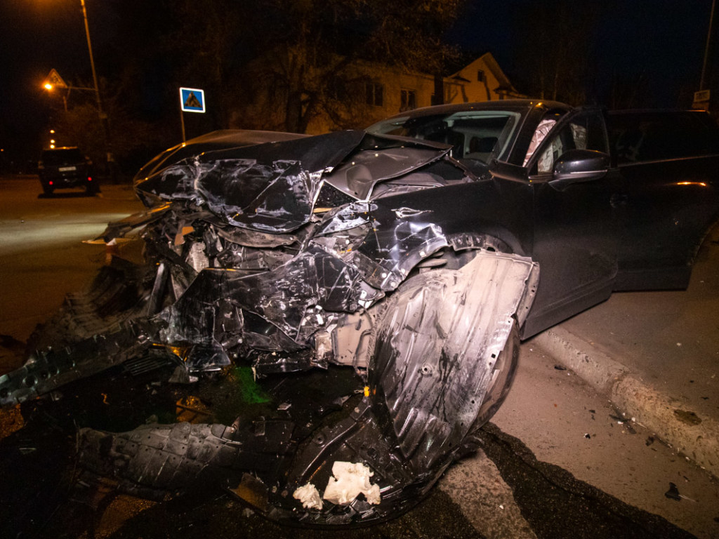 Серьезное ДТП в Киеве: микроавтобус от удара с Mazda влетел в дерево (ФОТО, ВИДЕО)