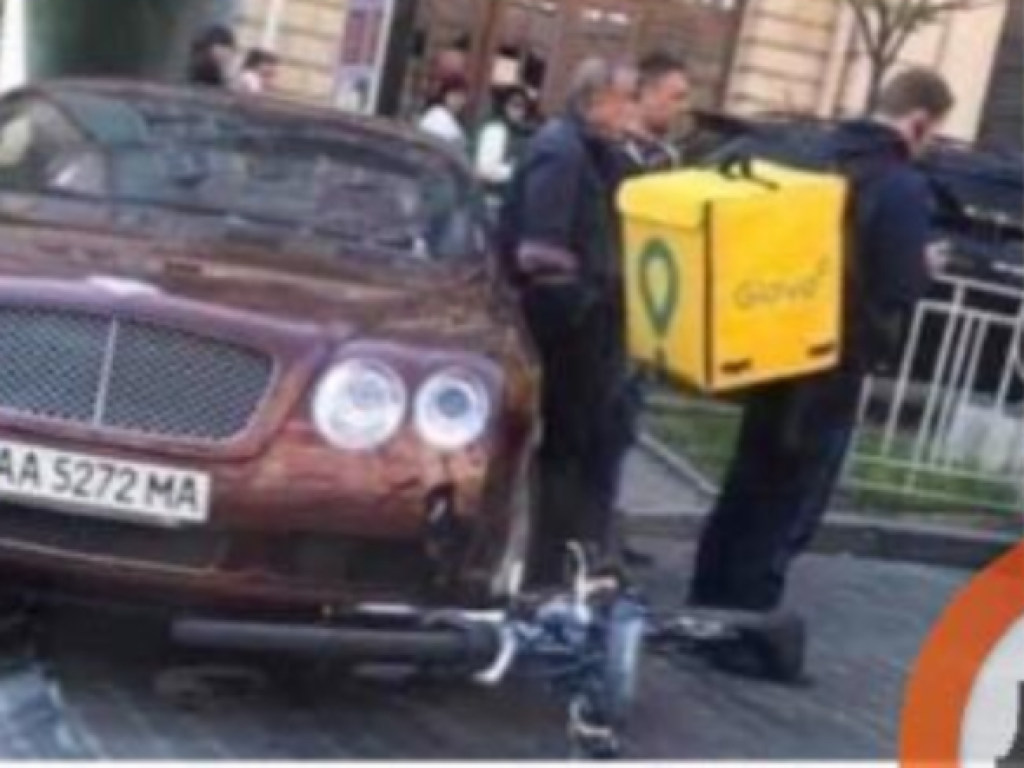 Bentley сбил в центре Киева велокурьера (ФОТО)