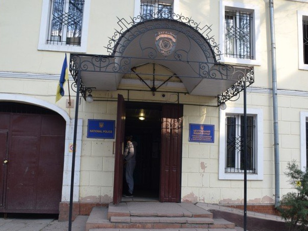 В центре Николаева группа подростков жестоко избивала 15-летнюю девочку (ФОТО)