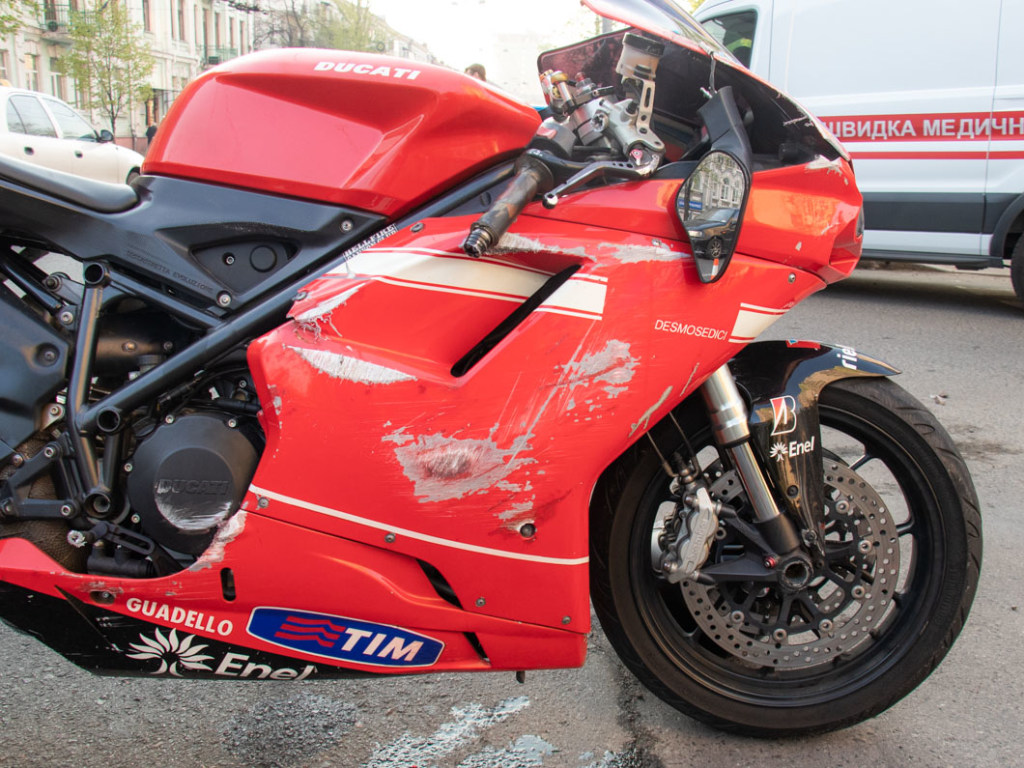 На столичной Лукьяновке мотоциклист рухнул на «встречке» от удара со Skoda (ФОТО, ВИДЕО)