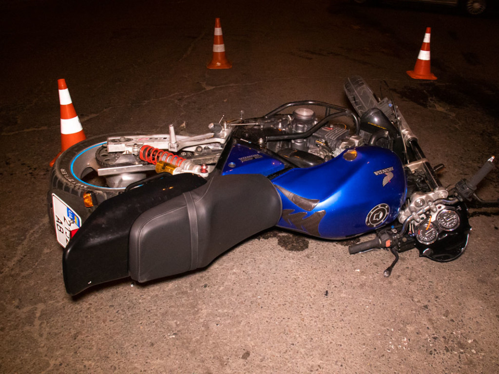 В Голосеево в Киеве столкнулись Saab и мотоцикл Honda, пострадала девушка (ФОТО, ВИДЕО)