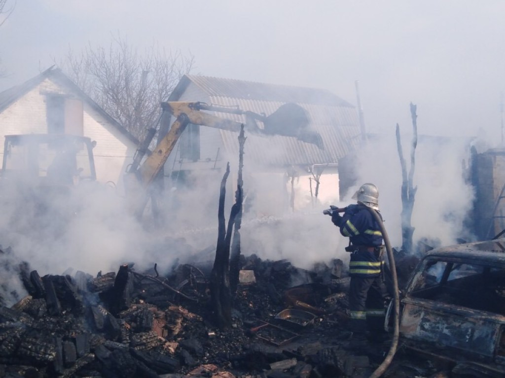 В Киевской области огонь уничтожил 5 построек и автомобиль (ФОТО)
