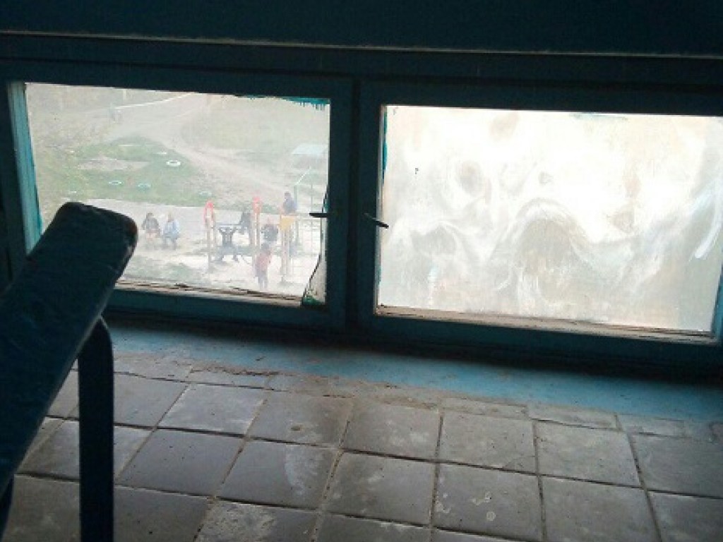 На Донбассе подросток выпрыгнул из окна жилого дома (ФОТО)