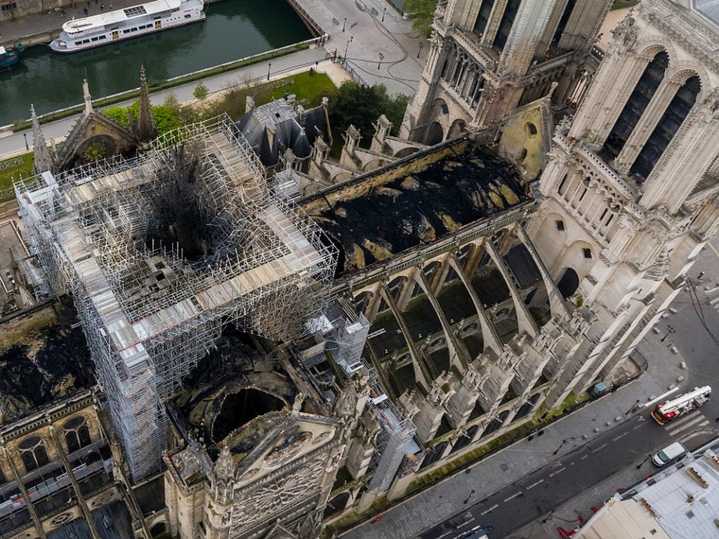 Пожар в Нотр-Дам де Пари: рабочие на крыше собора курили, несмотря на запрет