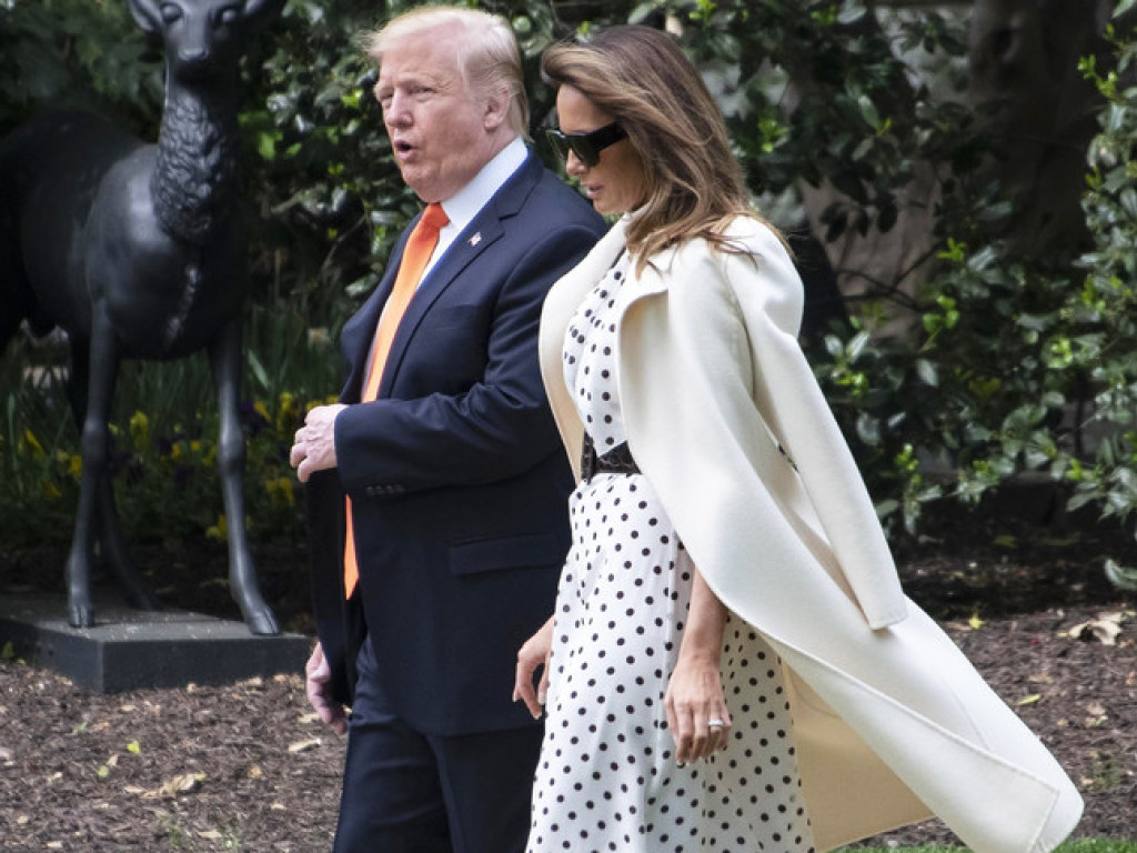 Платье с принтом «горох» под пальто: Мелания Трамп элегантно прошлась перед журналистами (ФОТО)