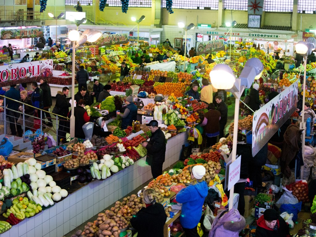 За несколько дней до Пасхи на столичных рынках подешевели огурцы, редис и капуста (ФОТО)