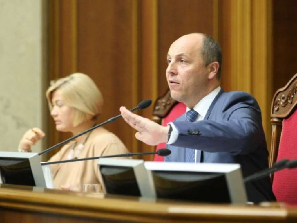 Депутаты Рады приняли языковой закон, разрешив самим себе не использовать госязык (ФОТО)