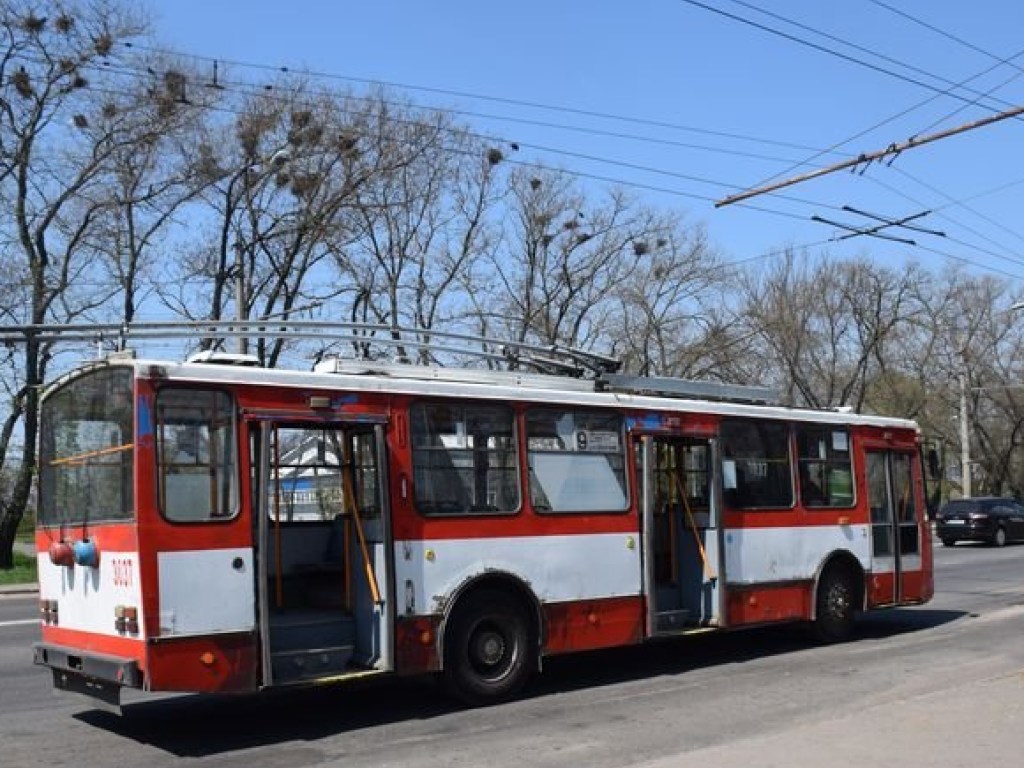 В Николаеве из троллейбуса на ходу выпала мама с 10-месячным ребенком в коляске (ФОТО, ВИДЕО)