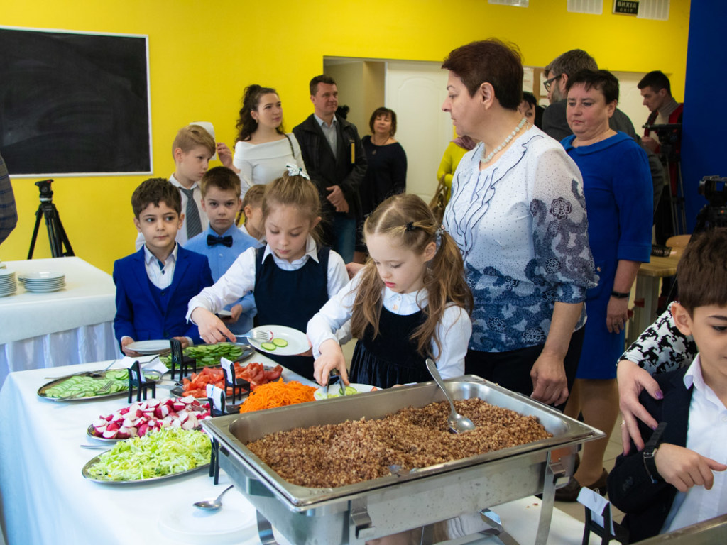 В школах Киева презентовали шведский стол для детей (ФОТО)