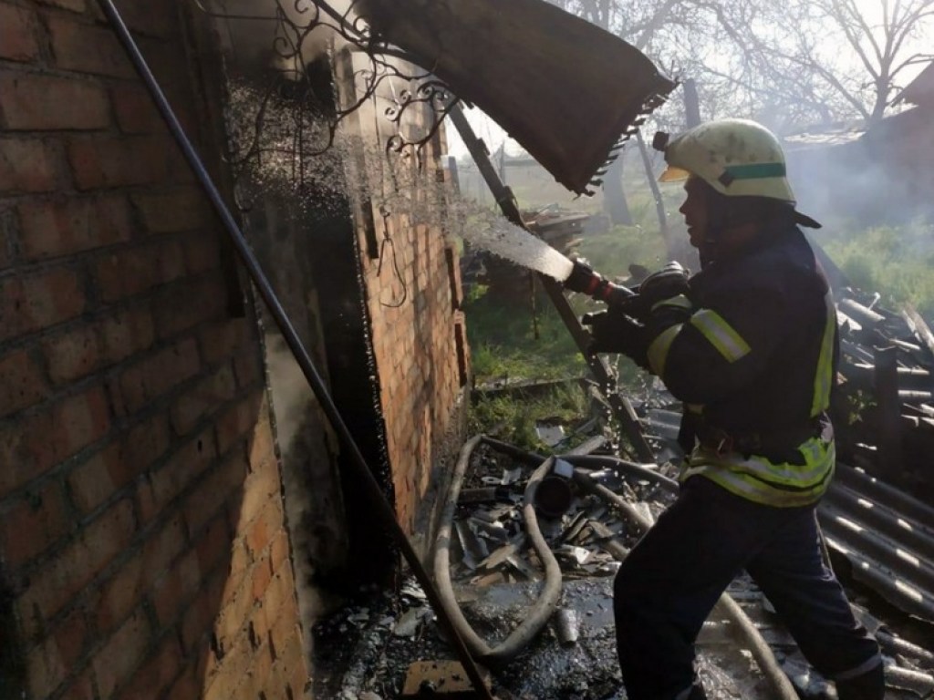 В Днепропетровской области в сгоревшем доме нашли труп мужчины (ФОТО, ВИДЕО)