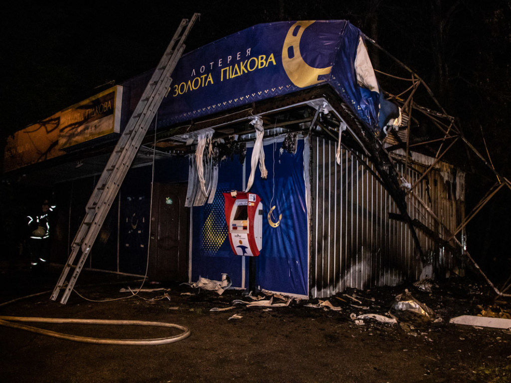 В Киеве до основания сгорел лотерейный киоск (ФОТО, ВИДЕО)