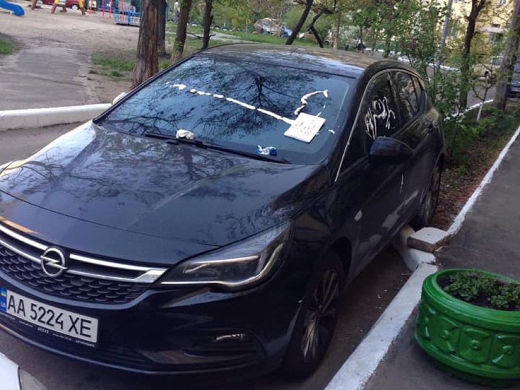 В Киеве на Троещине оригинально наказали очередного «героя парковки» (ФОТО)