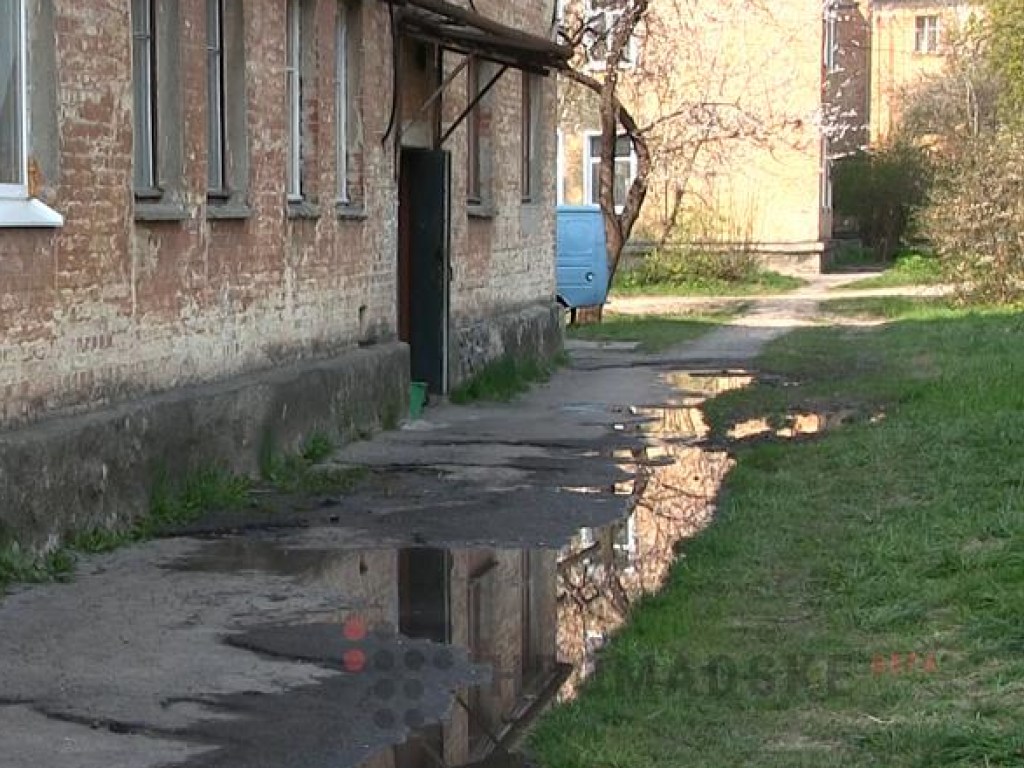 В Полтаве канализационными стоками затопило двор общежития (ФОТО, ВИДЕО)