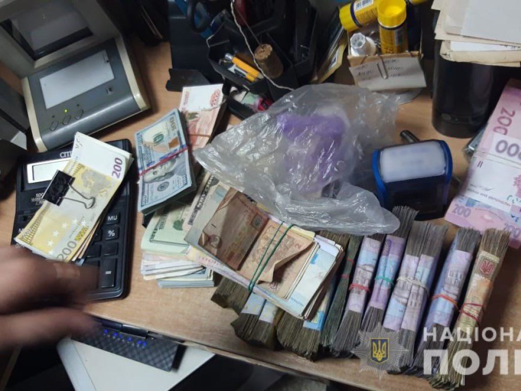 Ищут фальшивую валюту: в харьковских обменниках начали проводить обыски (ФОТО)