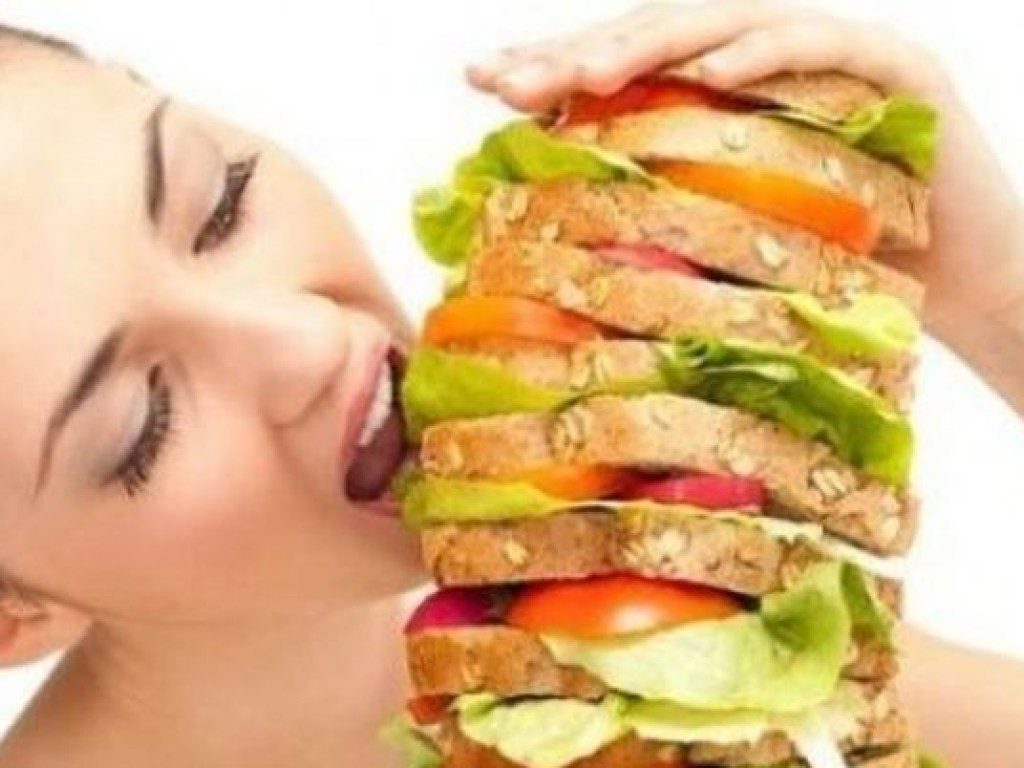 Повышенный аппетит часто возникает из-за нехватки жидкости, а не калорий &#8212; эксперт