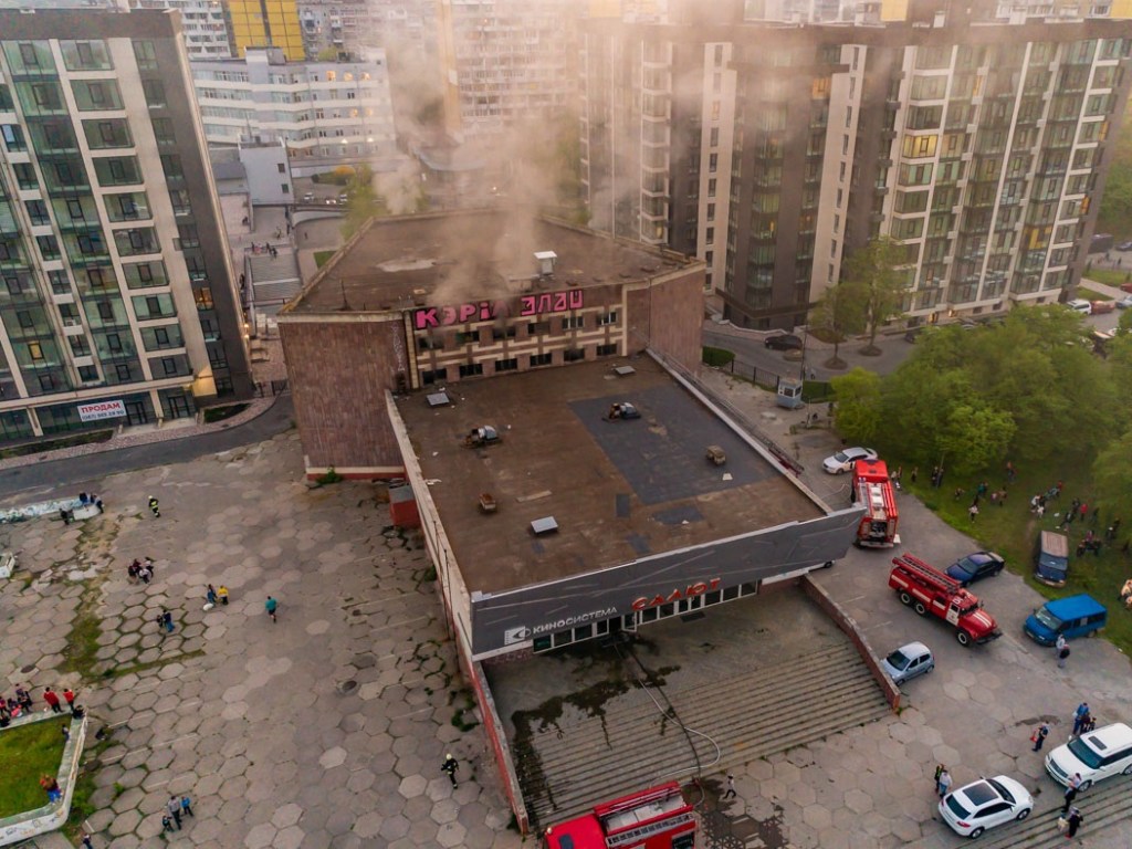Дым валил из окон: в Днепре горел заброшенный кинотеатр (ФОТО, ВИДЕО)
