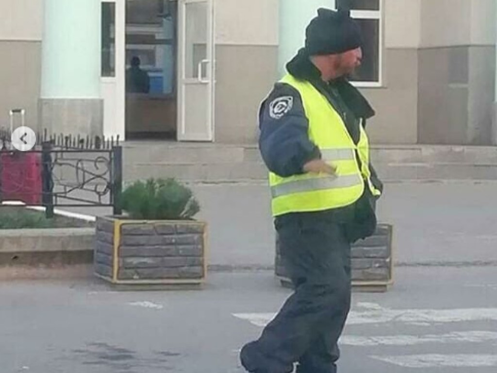 Бездомный в полицейской униформе стал звездой соцсети (ФОТО)