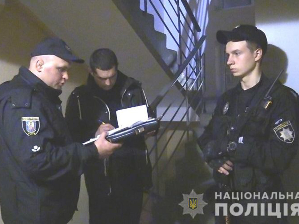 На Печерске в Киеве подросток с ножом напал на мать и бабушку, женщин госпитализировали  (ФОТО, ВИДЕО)