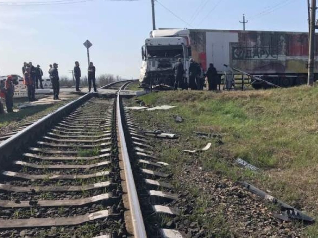 У фуры отказали тормоза: на трассе под Одессой столкнулись грузовик DAF и поезд